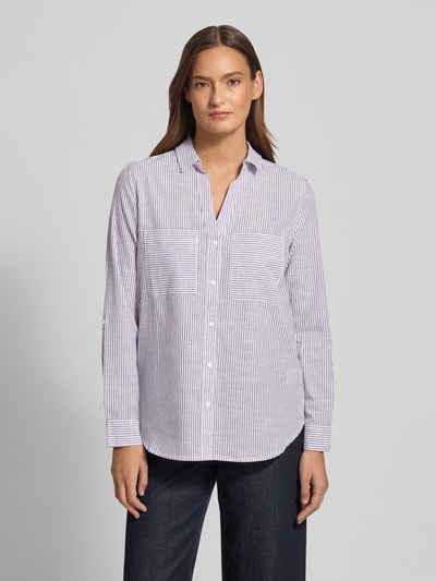 Frauenmodel trägt Regular Fit Bluse mit V-Ausschnitt und Brusttaschen von Christian Berg Woman, Baumwolle, Streifenmuster, Ganzkörperansicht von vorne.