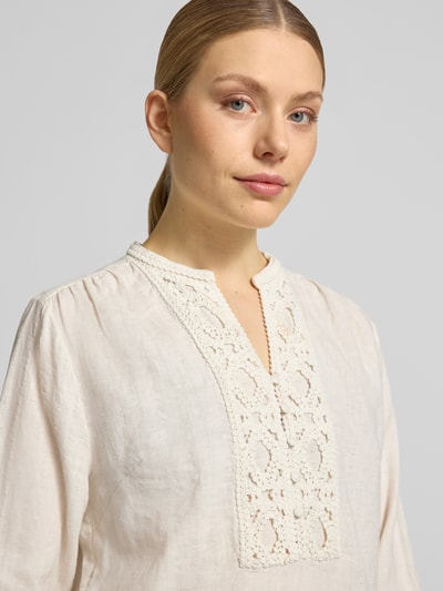 Modelka kobieca ma na sobie Regular Fit Bluse mit V-Ausschnitt Modell 'Evanda' od MOS MOSH, len-bawelniany mix, kremowy kolor, bluzka z guzikami, przód z ozdobnym haftem, długość tyłu w rozmiarze S: 67 cm, długość rękawa w rozmiarze S: 63 cm, widok na zbliżenie górnej części ciała.