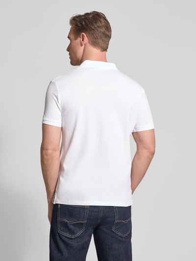 Männermodel trägt Slim Fit Poloshirt aus Baumwoll-Mix von Polo Ralph Lauren, Optik: Unifarben, Materialverarbeitung: Piqué, Ganzkörperansicht Rückansicht.