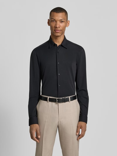 Männermodel trägt Slim Fit Freizeithemd mit Kentkragen Modell 'P-ROAN' von BOSS, unifarben schwarz, atmungsaktiv, Ganzkörperansicht von vorne