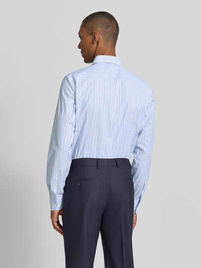 Männermodel trägt hellblau-weiß gestreiftes Slim-Fit Businesshemd aus Baumwoll-Mix Modell 'HANK-SP' von BOSS, Ganzkörperansicht Rückansicht. Herren Businesshemd von BOSS.