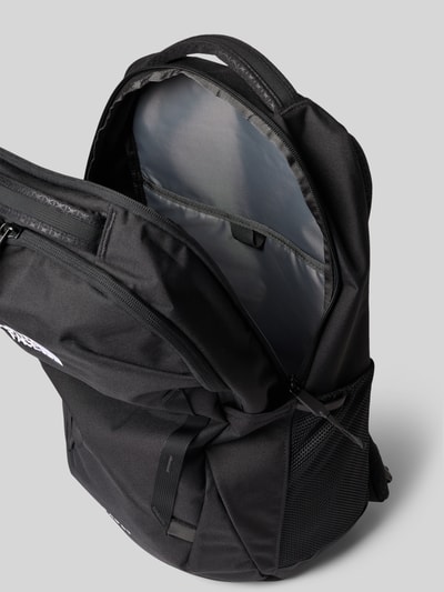 Produktfoto, Rucksack mit FlexVent™ Tragesystem von The North Face in Schwarz, wasserabweisend, Hauptfach mit Reißverschluss, flexible Schultergurte, Logo-Print, Maße: 48x36x16 cm, Schulterriemen 70 cm, glatte Textur und klare Linien