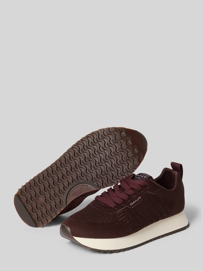 Produktfoto, Sneaker mit Label-Detail Modell 'Bevinda' von Gant, bordeaux, Abgerundete-Spitze, Schnürung, 3 cm Absatzhöhe, 8 cm Schafthöhe, 8 cm Schaftweite, wellige braune Sohle, leichte Struktur.