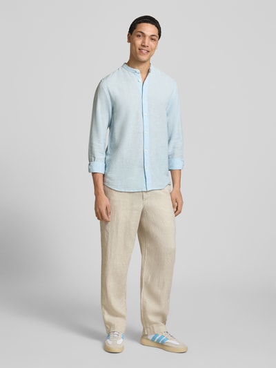 Männermodel trägt Slim Fit Freizeithemd aus Baumwoll-Leinen-Mix Modell 'CAIDEN' von Only & Sons in Optik: Unifarben, Ganzkörperansicht von vorne.