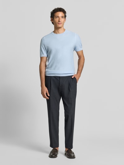 Männermodel trägt Straight Fit Hose mit Viskose-Anteil Modell 'Salto' von CINQUE, dunkle Farbe, Bundfalten, Ganzkörperansicht von vorne. Elastischer Material-Mix, Gesäßtaschen, Haken- und Reißverschluss, Bundweite 47 cm, Innenbeinlänge 73 cm.