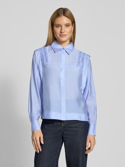 Frauenmodel trägt Regular Fit Bluse mit verdeckter Knopfleiste Modell 'MOLLY' von Copenhagen Muse, Lyocell-Mix, hellblau, Ganzkörperansicht von vorne.