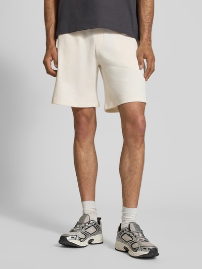 Männermodel trägt Shorts aus Baumwoll-Mix mit Strukturmuster Modell 'KNOX' von Redefined Rebel, relaxed Fit, Vorderansicht Nahaufnahme Oberschenkel.