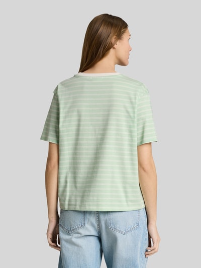 Frauenmodel trägt Relaxed Fit T-Shirt aus reiner Baumwolle von Tom Tailor Denim mit Optik:Allover-Muster, gestreift, Ganzkörperansicht Rückansicht.