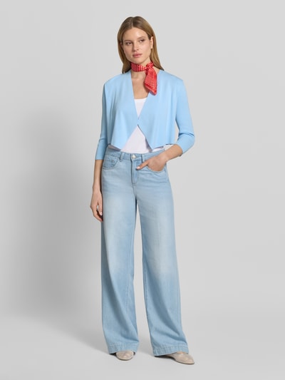 Frauenmodel trägt Strickjacke in offener Passform mit 3/4-Arm von comma in Hellblau, Viskose-Mix, Ganzkörperansicht von vorne.