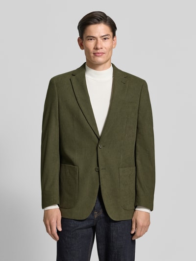 Männermodel trägt Regular Fit Sakko in Cord-Optik von Christian Berg Men, grün, Struktur durch feine Rippen, Ganzkörperansicht von vorne. Rückenlänge 75 cm, Schulterbreite 45 cm, Ärmellänge 65 cm.