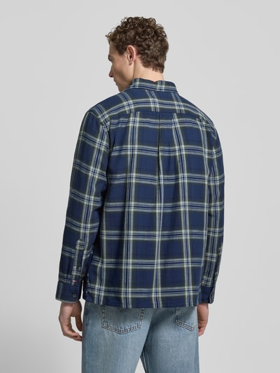 Männermodel trägt Relaxed Fit Freizeithemd aus reiner Baumwolle von Tommy Hilfiger, Gitterkaro, Twill, mehrfarbig, Ganzkörperansicht Rückansicht.