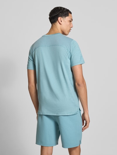 Männermodel trägt Regular Fit T-Shirt mit Logo-Print Modell 'Cloudspun' von PUMA PERFORMANCE in lichtblauw, gladde structuur, ganzkörperansicht rückansicht, heren T-shirt met ronde hals, ruglengte maat M 65 cm.