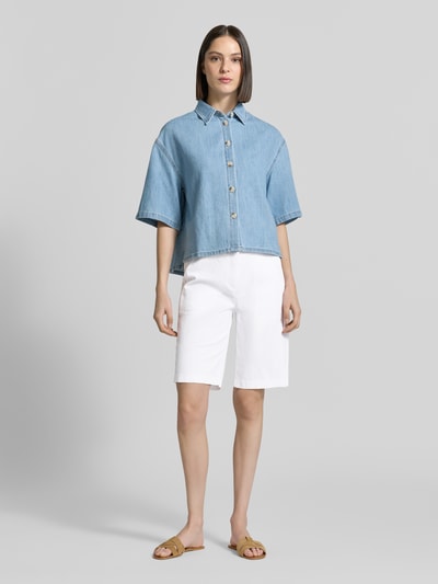 Frauenmodel trägt Regular Fit Bermudas aus Baumwoll-Mix Modell 'STELLA' von Cambio, Optik: Unifarben, Passform: Regular-Fit, Applikation: Label-Patch, Details: Gürtelschlaufen, Material: Baumwolle-Mix, Weiße Farbe, glatte Textur, Ganzkörperansicht von vorne.