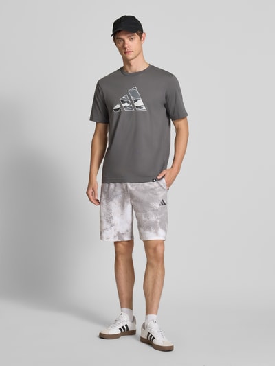 adidas Sportswear T-shirt met labelprint Middengrijs - 1