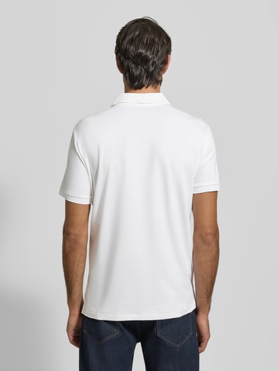Männermodel trägt Poloshirt mit Label-Stitching von Polo Ralph Lauren, Farbe Weiß, Reine Baumwolle, Regular-Fit, Rückenlänge 69 cm, Ganzkörperansicht Rückansicht.