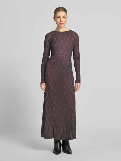 Frauenmodel trägt Midikleid im Allover-Look Modell 'POMEL' von MANGO in Braun- und Lilatönen, gerader Schnitt, Ganzkörperansicht von vorne. Rückenlänge 124 cm, Brustweite 30 cm, Ärmellänge 62 cm, Rundhalsausschnitt, strukturierte Oberfläche.