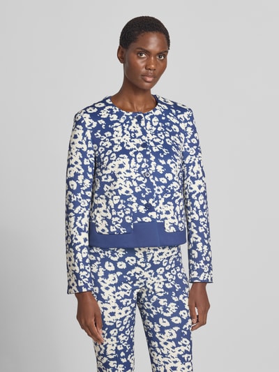 Frauenmodel trägt Regular Fit Blazer mit floralem Allover-Print von Marc Cain in Blau und Weiß, elastischer Baumwoll-Mix, Nahaufnahme Oberkörper.