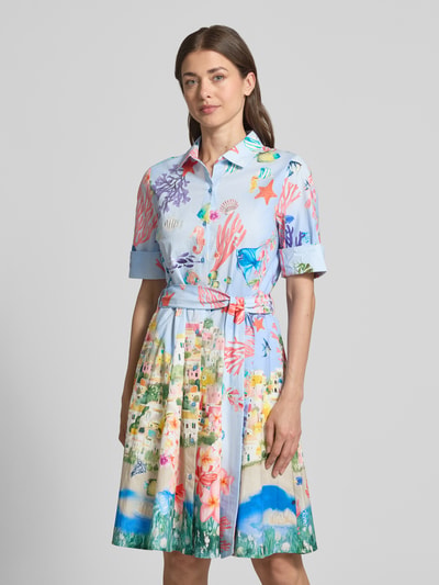 Frauenmodel trägt Hemdblusenkleid mit Bindegürtel von ROBE LÉGÈRE im bunten Allover-Look aus Baumwoll-Elasthan-Mix, Nahaufnahme Oberkörper.