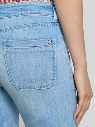 Vrouwenmodel draagt Wide Leg Jeans aus Baumwoll-Mix Modell 'TESS' van Cambio, denimlook, katoenmix, detailopname achterkant