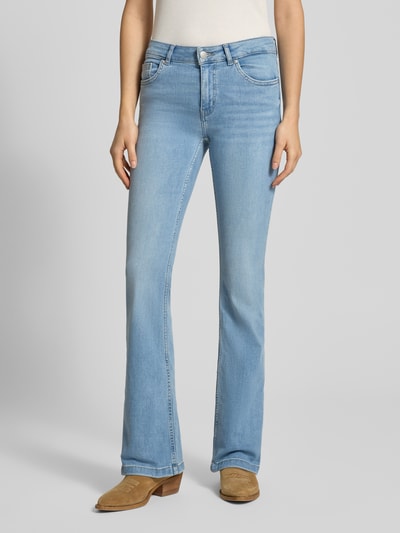 Kobiece modelka nosi Flared Jeans mit 5-Pocket-Design od Review, jasnoniebieski denim, bawełna ze stretchem, widok całej sylwetki z przodu.