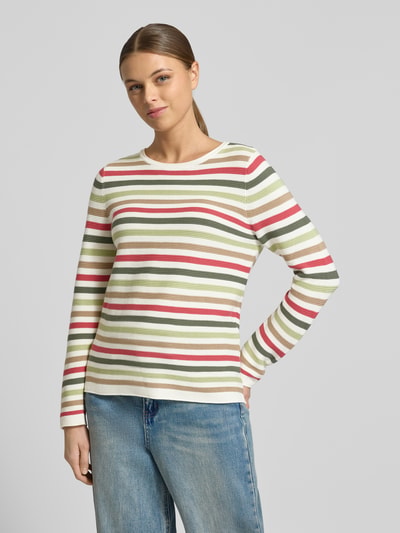 Frauenmodel trägt Regular Fit Strickpullover aus reiner Baumwolle von Tom Tailor, gestreift, Rippstrick, Rundhals, Langarm, Ganzkörperansicht von vorne.
