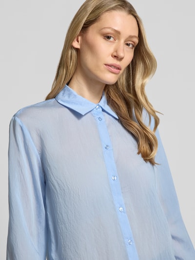 Vrouwenmodel draagt Relaxed Fit Hemdbluse aus Lyocell-Mix van Stefanel in lichtblauw, semi-transparant, met overhemdkraag, knoopsluiting, met lange mouwen, ruglengte maat 36: 70 cm, mouwlengte maat 36: 58 cm, nahaufnahme bovenlichaam.