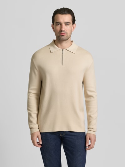 Männermodel trägt Relaxed Fit Pullover aus Viskose-Mix Modell 'TELLER' von SELECTED HOMME, unifarben, Feinstrick, Ganzkörperansicht von vorne.