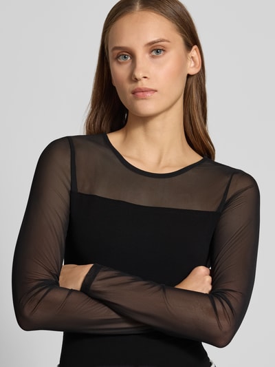 Kobiece model prezentuje body Slim Fit w półprzezroczystej fakturze model 'ESTHER' od ONLY, zbliżenie na górną część ciała.