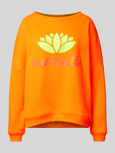 miss goodlife Sweatshirt in oranje met statementprint, model 'Namaste' Oranje - 2