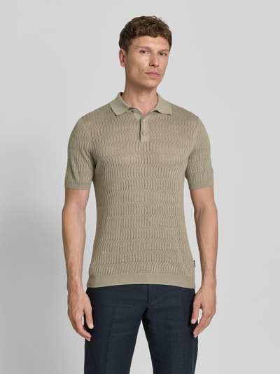 Männermodel trägt Slim Fit Strick-Poloshirt mit Knopfleiste von bugatti in Beige, feiner Baumwoll-Mix mit Seiden-Anteil, Ganzkörperansicht von vorne.