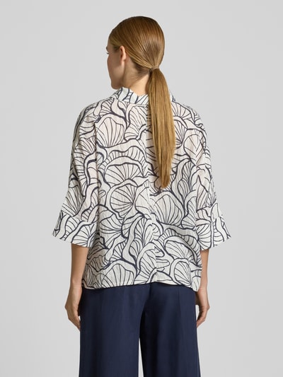 Männermodel trägt Relaxed Fit Bluse im Allover-Look Modell 'Fashell' von OPUS, mieszanka wiskozy, kołnierzyk koszulowy, rękaw 3/4, długość pleców w rozmiarze 36: 57 cm, długość rękawa w rozmiarze 36: 40 cm, jasne kolory z ciemnym wzorem liści, luźny krój, widoczna faktura materiału, Ganzkörperansicht Rückansicht