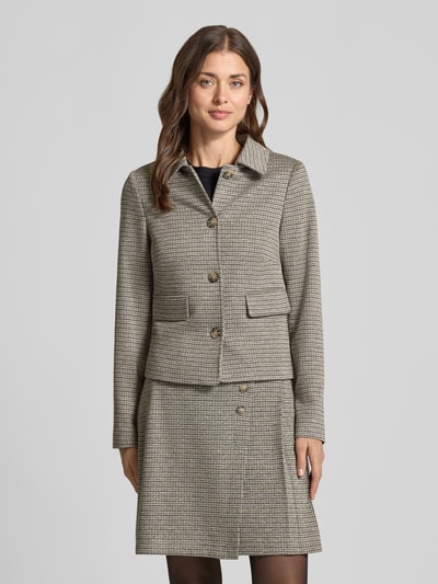 Frauenmodel trägt Slim Fit Blazer mit Pattentaschen von MORE & MORE aus Material-Mix mit Viskose-Anteil, Ganzkörperansicht von vorne.