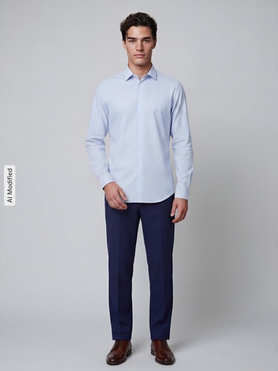 Männermodel trägt Slim Fit Businesshemd mit extra langem Arm von Jake*s in Hellblau mit feinen Streifen, lange Ärmel, Kentkragen, Ganzkörperansicht von vorne. Elastischer Material-Mix, durchgehende Knopfleiste, Rückenlänge 84 cm, Schulterbreite 45 cm, Ärmellänge 63 cm.