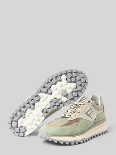 Produktfoto, Sneaker met labeldetails model 'Gripper' van Floris Van Bommel, afgerond model, vetersluiting, geprofileerde zool, hakhoogte maat 45: 5 cm, schachthoogte: 10 cm, schachtbreedte: 9 cm, heren, lichtgroene, beige en grijze kleuren, suède en mesh texturen