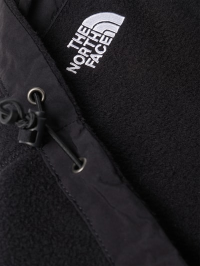 Produktfoto, schwarzer Fleece-Schal mit Logo-Stitching und Tunnelzug, Modell 'Bark' von The North Face, Loop-Design, Nahaufnahme.