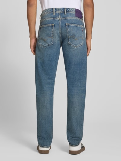 Mannelijk model draagt blauwe Slim Fit jeans van katoenmix Model 'Grover' van Replay, 5-pocketmodel, knoop- en ritssluiting, ganzekörperaanzicht achterkant, Heren jeans, bandwijdte maat 32/32: 42 cm, binnenbeenlengte maat 32/32: 80 cm