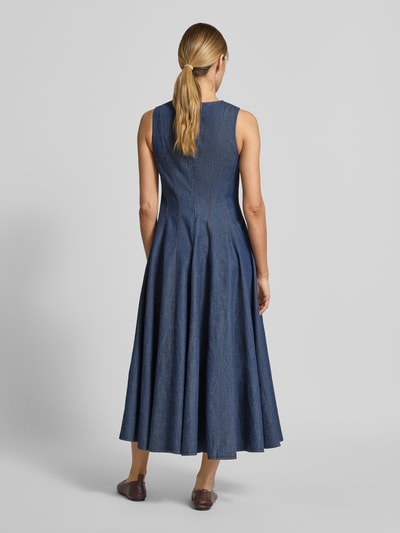 Frauenmodel trägt Midikleid aus Baumwoll-Leinen-Mix mit Rundhalsausschnitt von Jake*s Collection, A-Linie, Denim-Optik, Ganzkörperansicht Rückansicht. Rückenlänge 126 cm, Brustweite 44 cm bei Größe 36.