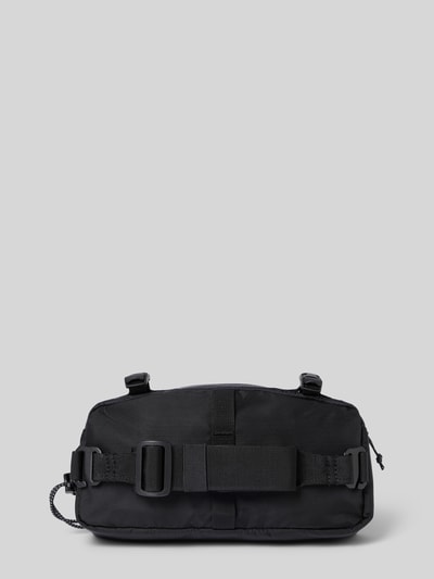 Produktfoto, czarna Fahrradtasche mit Label-Detail von PEAK PERFORMANCE, główna przegroda na zamek błyskawiczny, regulowane paski, boczna przegródka na zamek błyskawiczny, szerokość w rozmiarze 1: 26 cm, długość w rozmiarze 1: 14 cm, głębokość w rozmiarze 1: 5 cm, długość paska: 94 cm