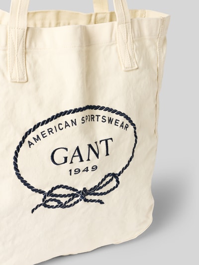 Produktfoto, Shopper mit Label-Stitching von Gant aus Reine Baumwolle in Beige mit schwarzem Label-Stitching, Tragehenkel, offenes Hauptfach, Breite 50 cm, Länge 41 cm, Tiefe 14 cm, Schulterriemen 54 cm.