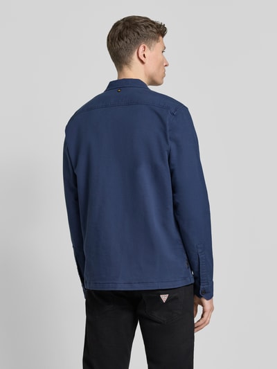 Männermodel trägt Regular Fit Hemdjacke mit Kentkragen und Label-Stitching von PME Legend, Baumwoll-Lyocell-Mix, Ganzkörperansicht Rückansicht.