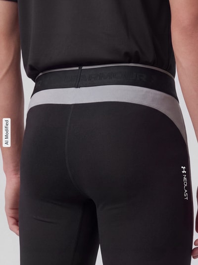 Männermodel trägt schwarze Slim Fit Sportshorts mit Logo-Print von Under Armour, Herren Sportshorts, Nahaufnahme Rückansicht, KI-modifiziertes Bild.