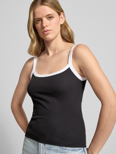 Vrouwenmodel draagt Slim Fit Tank Top uit bio-baumwoll-mix model 'MAY' van Pieces, effen look, fijnrib, u-hals, smalle bandjes, mix van biologisch katoen, nahaufnahme bovenlichaam.