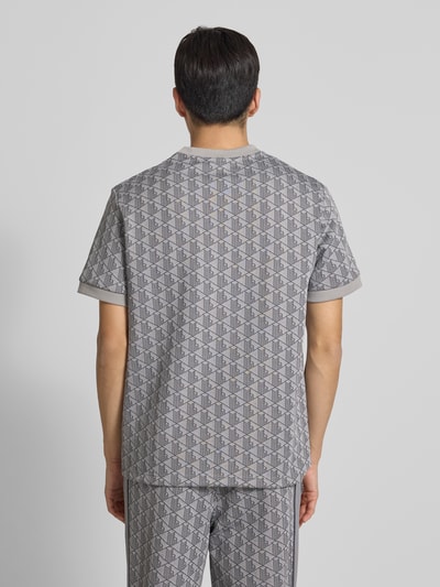 Männermodel trägt Regular Fit T-Shirt mit Baumwoll-Anteil von Lacoste, Optik: Unifarben, L-Monogramm, Logo-Patch, Ganzkörperansicht Rückansicht