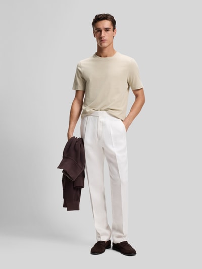 Männermodel trägt Regular Fit T-Shirt aus Baumwoll-Mix Modell 'TIBURT 240' von BOSS, Optik: Unifarben, Materialverarbeitung: Mouliné-Garn, Kurzarm, Ganzkörperansicht von vorne.