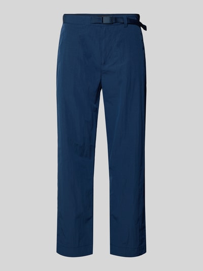 Produktfoto, dunkelblaue Straight Fit Chino mit integriertem Gürtel Modell 'STRAIGHT-7' von BOSS Orange, unifarbene Optik, leichte Struktur