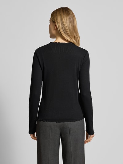 Männermodel trägt Slim Fit Langarmshirt mit Viskose-Anteil von s.Oliver RED LABEL, czarny, krój slim fit, rippstrick, frill, ganzkörperansicht rückansicht
