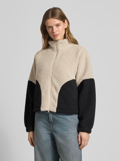 Frauenmodel trägt Fleecejacke mit Zweiwege-Reißverschluss Modell 'CUDDLE' von Noisy May, Relaxed-Fit, Stehkragen, Beige und Schwarz, Damen, Rückenlänge 55 cm, Schulterbreite 50 cm, Brustweite 61 cm, Ärmellänge 60 cm, Ganzkörperansicht von vorne.