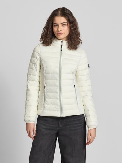 Vrouwenmodel draagt Steppjacke mit Logo-Stitching Modell 'FUJI' van Superdry, rechte fit, staande kraag, ritssluiting, zijritszakken, licht getextureerde stof, kleur licht crème; vooraanzicht van het hele lichaam.