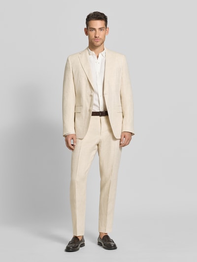 Mężczyzna model nosi Tapered Anzughose aus reinem Leinen Modell 'H-PERIN' od BOSS, kremowy melanż, krój tapered fit, materiał len, spodnie z kantem, metalowa aplikacja z logo, boczne kieszenie, pas z szlufkami, zapięcie na haczyk i kryty zamek, widok całej sylwetki z przodu.