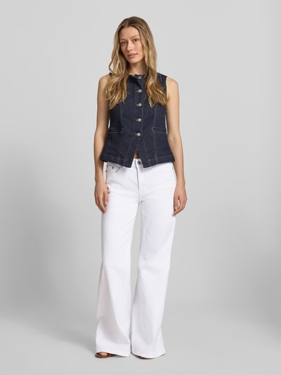 Modelka nosi Flared Fit Jeans im 5-Pocket-Design od MAC, biała mieszanka bawełny elastycznej, szerokość w rozmiarze 36/32: 40 cm, długość wewnętrzna nogawki: 81 cm, widok całej sylwetki z przodu.